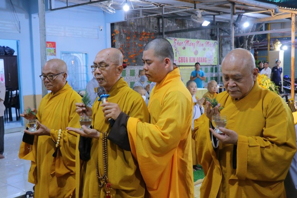 Chư tôn đức sái tịnh Giác linh đường Chư tôn đức sái tịnh Giác linh đường