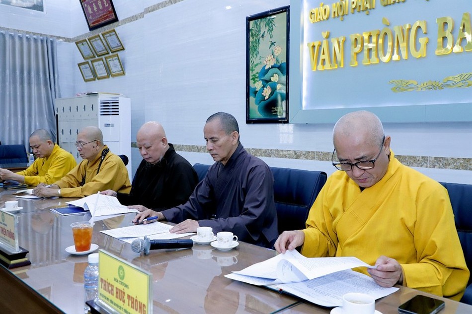 Chư tôn đức chủ tọa buổi họp Chư tôn đức chủ tọa buổi họp