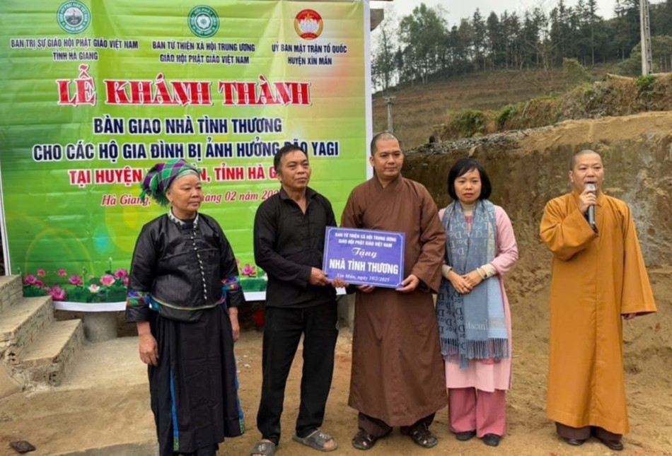 Đoàn bàn giao nhà đến hộ nghèo