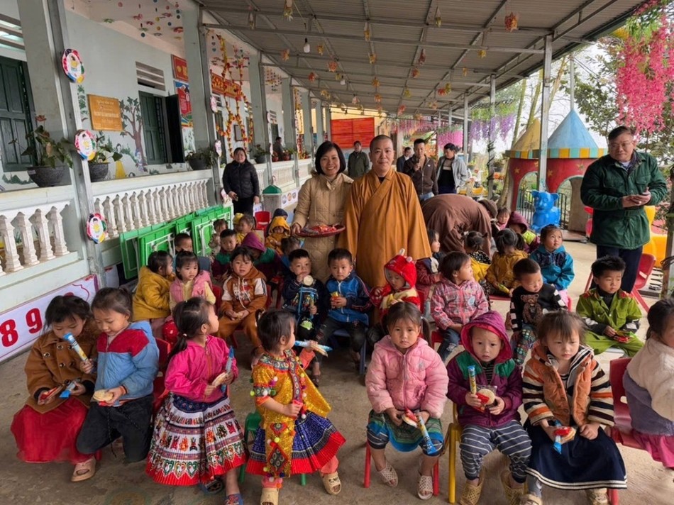 Đoàn tới thăm và tặng quà cho các cháu mầm non