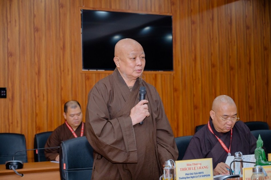 Hòa thượng Thích Lệ Trang phát biểu góp ý tại buổi họp Hòa thượng Thích Lệ Trang phát biểu góp ý tại buổi họp