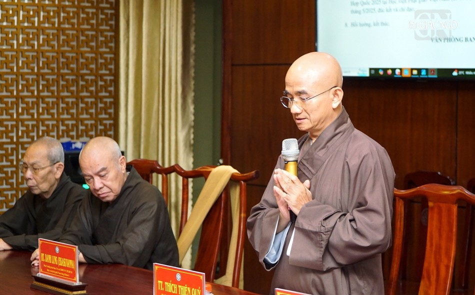 Thượng tọa Thích Thiện Quý, Phó Trưởng ban kiêm Chánh Thư ký Ban Trị sự TP.HCM báo trình một số hoạt động Phật sự của Thành phố