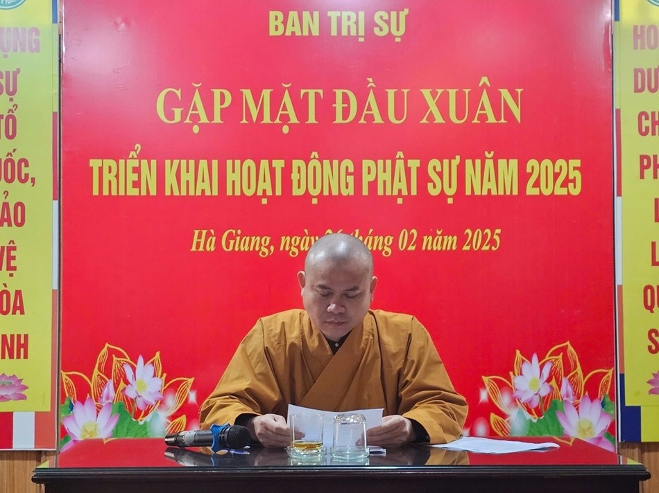 Thượng tọa Thích Nguyên Toàn chủ trì buổi họp Thượng tọa Thích Nguyên Toàn chủ trì buổi họp