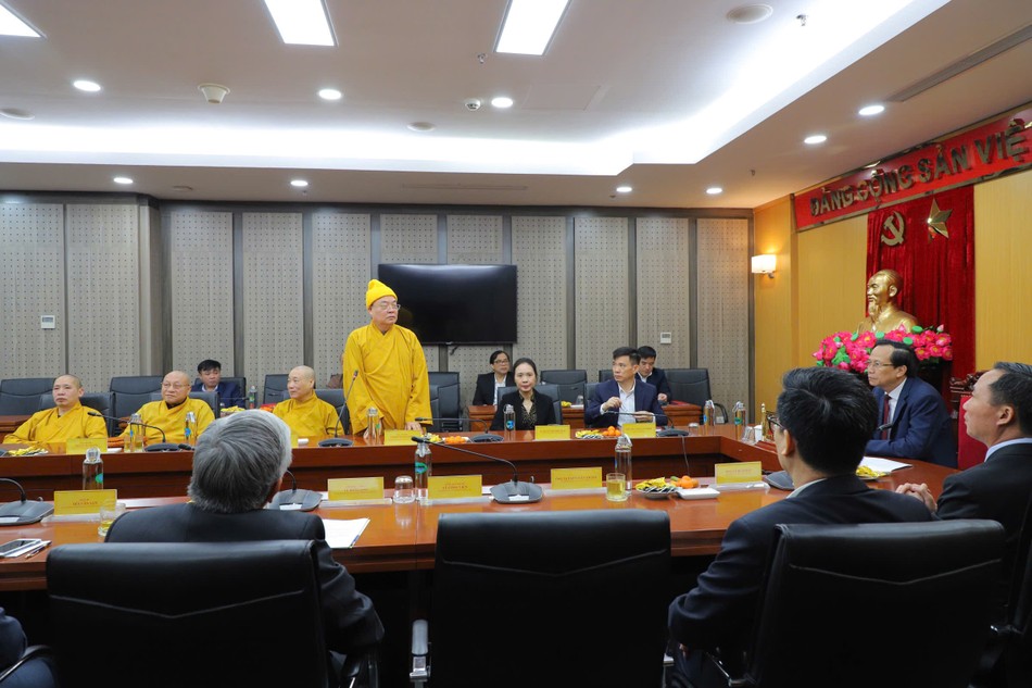 Trưởng lão Hòa thượng Thích Thanh Nhiễu đại diện GHPGVN chúc mừng tới tân Bộ trưởng Đào Ngọc Dung Trưởng lão Hòa thượng Thích Thanh Nhiễu đại diện GHPGVN chúc mừng tới tân Bộ trưởng Đào Ngọc Dung