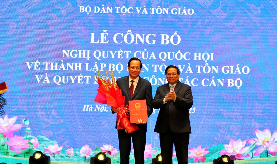 Thủ tướng Phạm Minh Chính dự Lễ công bố Nghị quyết của Quốc hội về thành lập Bộ Dân tộc và Tôn giáo và trao các quyết định đến tân Bộ trưởng Thủ tướng Phạm Minh Chính dự Lễ công bố Nghị quyết của Quốc hội về thành lập Bộ Dân tộc và Tôn giáo và trao các quyết định đến tân Bộ trưởng