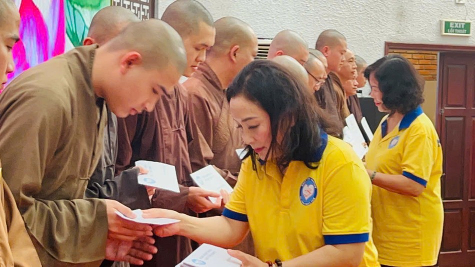 Thành viên Hội Nhất Tâm Charity (Hòa Kỳ) trao học bổng khuyến học cho Tăng Ni sinh - Ảnh: T.Q Thành viên Hội Nhất Tâm Charity (Hòa Kỳ) trao học bổng khuyến học cho Tăng Ni sinh - Ảnh: T.Q