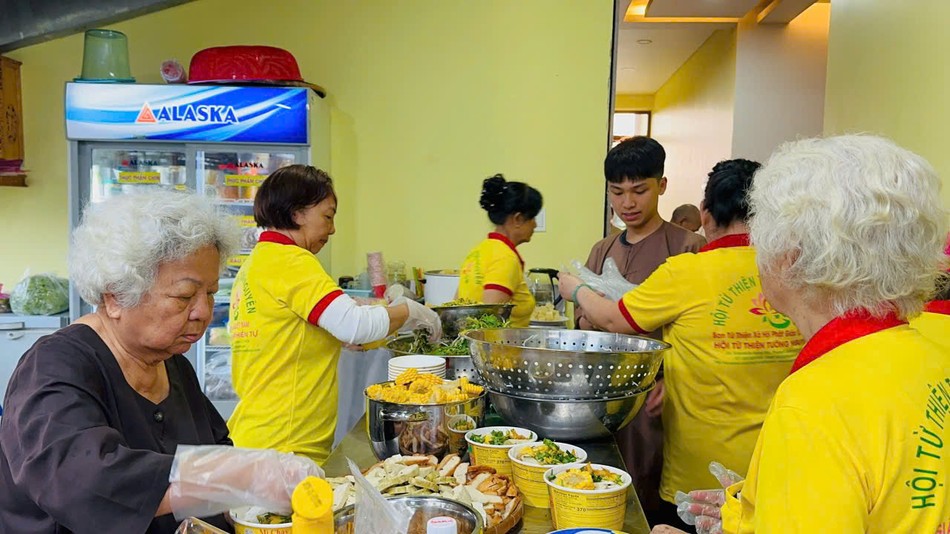 Hội Từ thiện chùa Tường Nguyên chuẩn bị cơm cho hơn 1.000 người nghèo đến khám bệnh - Ảnh: T.N Hội Từ thiện chùa Tường Nguyên chuẩn bị cơm cho hơn 1.000 người nghèo đến khám bệnh - Ảnh: T.N