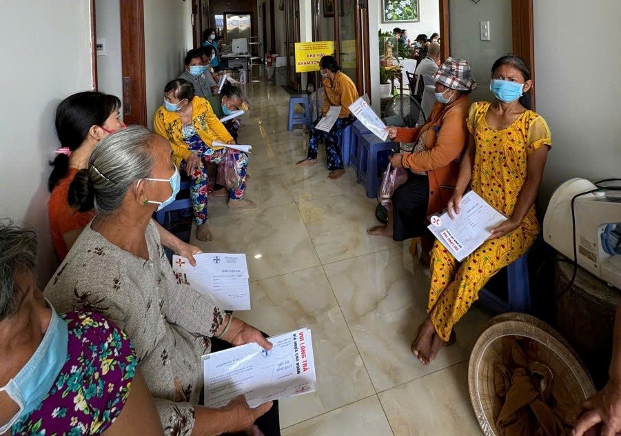 Người nghèo tại địa phương chờ bên ngoài phòng khám Người nghèo tại địa phương chờ bên ngoài phòng khám