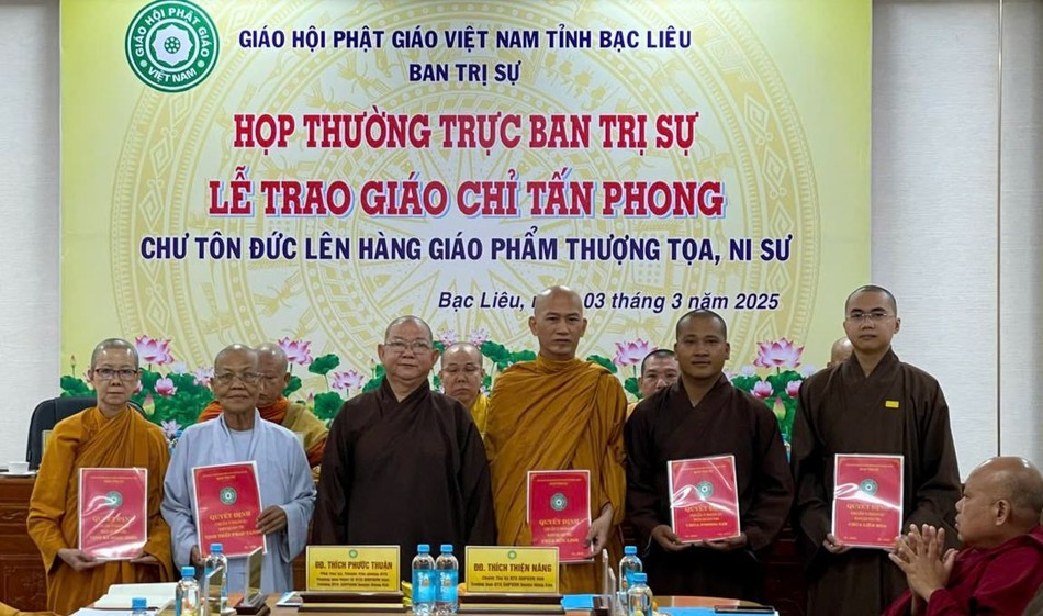 Trao quyết định thành lập Ban Quản trị đến 7 cơ sở tự viện Trao quyết định thành lập Ban Quản trị đến 7 cơ sở tự viện