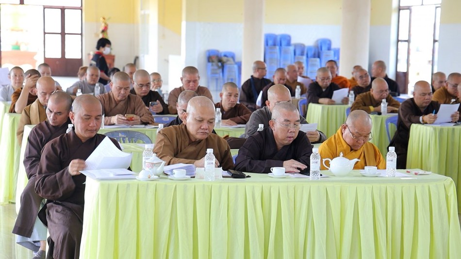 Chư tôn đức tham dự họp Chư tôn đức tham dự họp