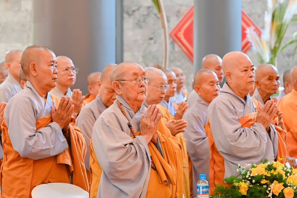 Chư Ni thành kính tưởng niệm