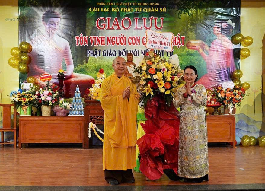 Thượng tọa Thích Thanh Huân tặng hoa chúc mừng Thượng tọa Thích Thanh Huân tặng hoa chúc mừng