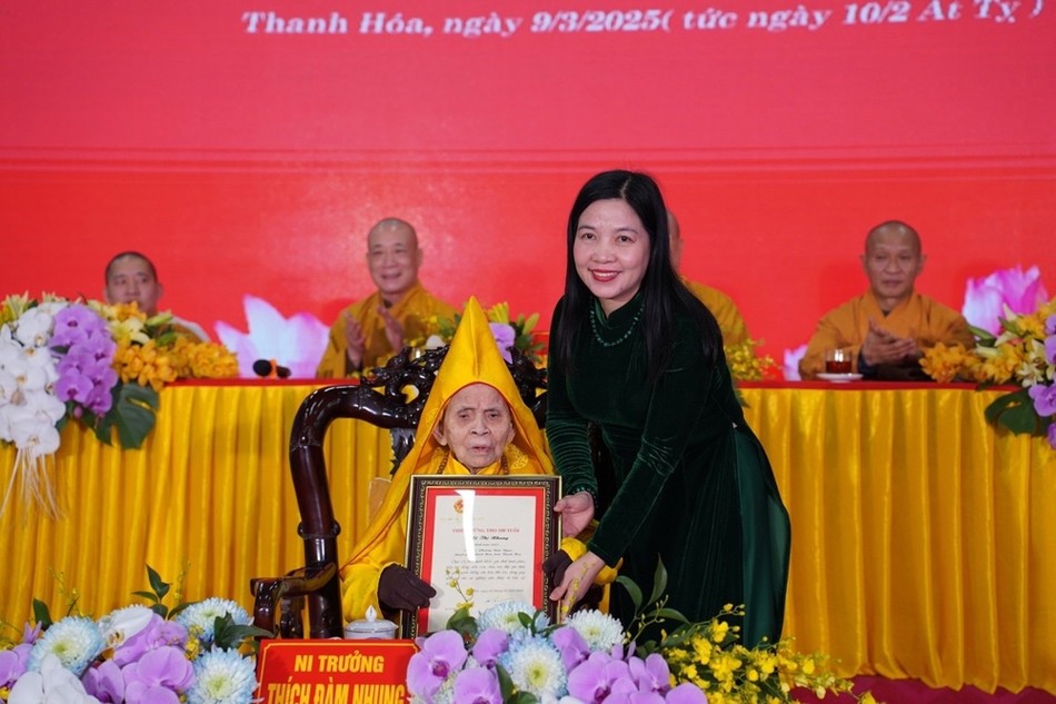 Ni trưởng Thích Đàm Nhung đón nhận thiệp chúc thọ của Chủ tịch nước CHXHCN Việt Nam gởi đến trao tặng