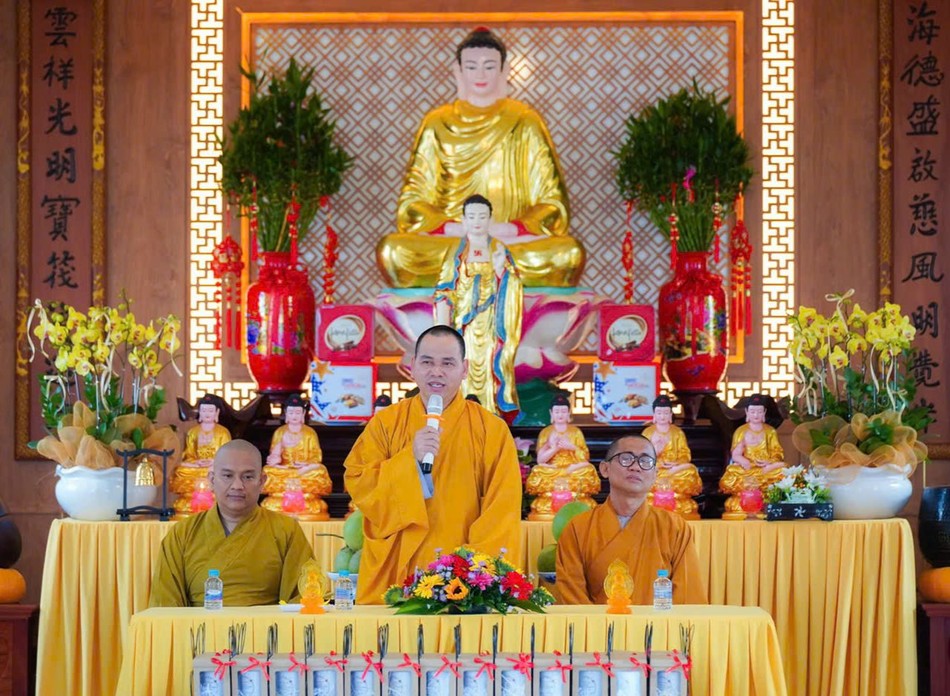 Thượng tọa Thích Thiện Thông ban đạo từ Thượng tọa Thích Thiện Thông ban đạo từ