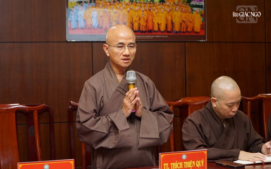 Thượng tọa Thích Thiện Quý, Phó Trưởng ban kiêm Chánh Thư ký trình một số hoạt động Phật sự quan trọng sắp tới
