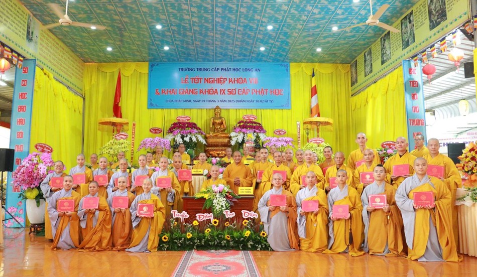 27 Tăng Ni sinh nhận Chứng chỉ tốt nghiệp 27 Tăng Ni sinh nhận Chứng chỉ tốt nghiệp