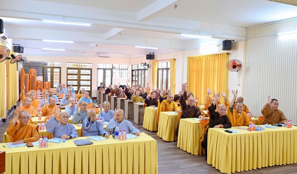 Tăng Ni biểu quyết thống nhất thông qua các hoạt động Phật sự
