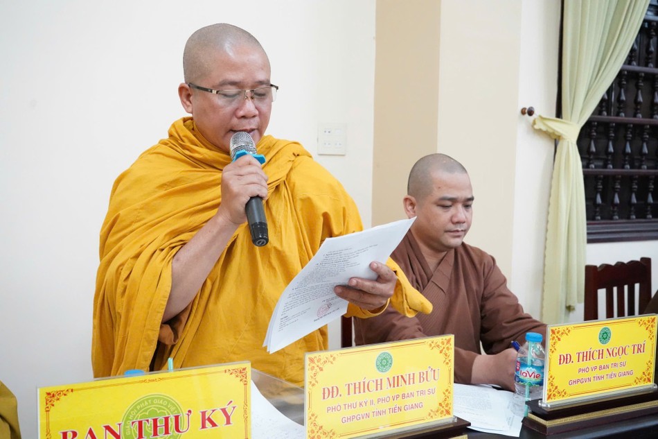 Đại đức Thích Minh Bửu, Phó Thư ký, Phó Văn phòng Ban Trị sự GHPGVN tỉnh thông qua nội dung kế hoạch tổ chức Đại lễ kỷ niệm 40 năm thành lập GHPGVN tỉnh Tiền Giang