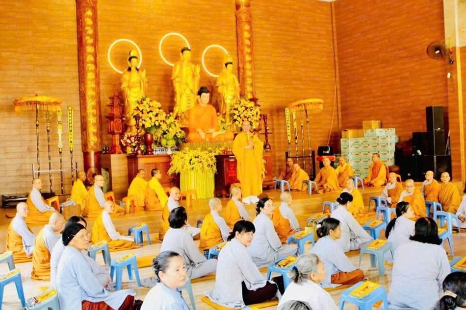 Tăng Ni và Phật tử H.Lộc Ninh tại khóa tu do Ban Trị sự huyện tổ chức Tăng Ni và Phật tử H.Lộc Ninh tại khóa tu do Ban Trị sự huyện tổ chức