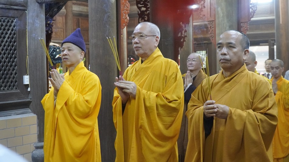 Chư tôn đức dâng hương tưởng niệm Quốc sư Khuông Việt và Hòa thượng Thích Tố Liên tại chùa Non Nước