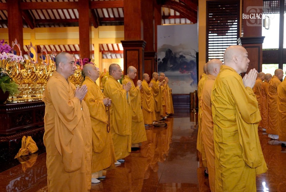 Bố-tát là nghi thức đặc thù của Tăng đoàn do Đức Phật chế định nhằm nuôi lớn các pháp lành Bố-tát là nghi thức đặc thù của Tăng đoàn do Đức Phật chế định nhằm nuôi lớn các pháp lành