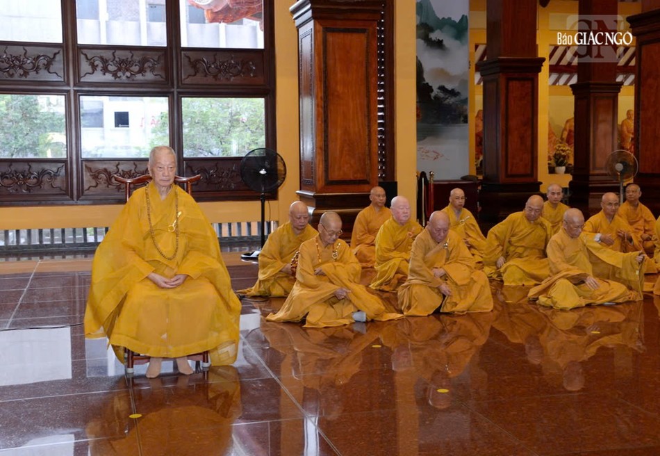 Đức Pháp chủ GHPGVN thính giới cùng đại chúng Đức Pháp chủ GHPGVN thính giới cùng đại chúng