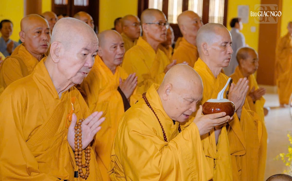 Trưởng lão Hòa thượng Thích Thiện Nhơn, Trưởng tông phong dâng phạn thực cúng dường Trưởng lão Hòa thượng Thích Thiện Nhơn, Trưởng tông phong dâng phạn thực cúng dường