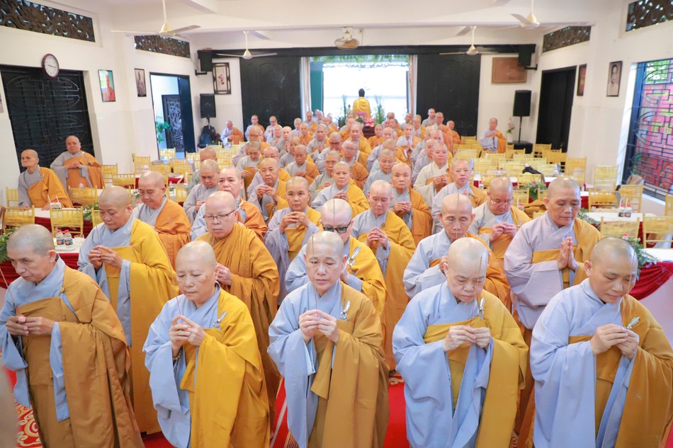 Toàn thể chư Ni tỉnh Tiền Giang cung đối trước tôn tượng Đức Thánh Tổ Ni Đại Ái Đạo thành kính dâng hương tưởng niệm Toàn thể chư Ni tỉnh Tiền Giang cung đối trước tôn tượng Đức Thánh Tổ Ni Đại Ái Đạo thành kính dâng hương tưởng niệm