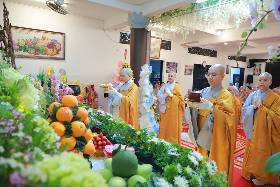 Chư Ni dâng lục cúng thành kính cúng dường Đức Thánh Tổ Ni Đại Ái Đạo và chư vị Ni tiền bối hữu công đã viên tịch qua các thời kỳ Chư Ni dâng lục cúng thành kính cúng dường Đức Thánh Tổ Ni Đại Ái Đạo và chư vị Ni tiền bối hữu công đã viên tịch qua các thời kỳ