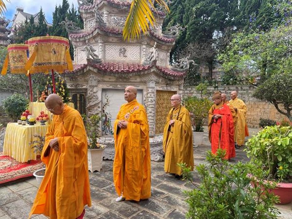 Chư tôn đức nhiễu tháp trong khuôn viên tổ đình Sắc tứ Linh Quang Chư tôn đức nhiễu tháp trong khuôn viên tổ đình Sắc tứ Linh Quang