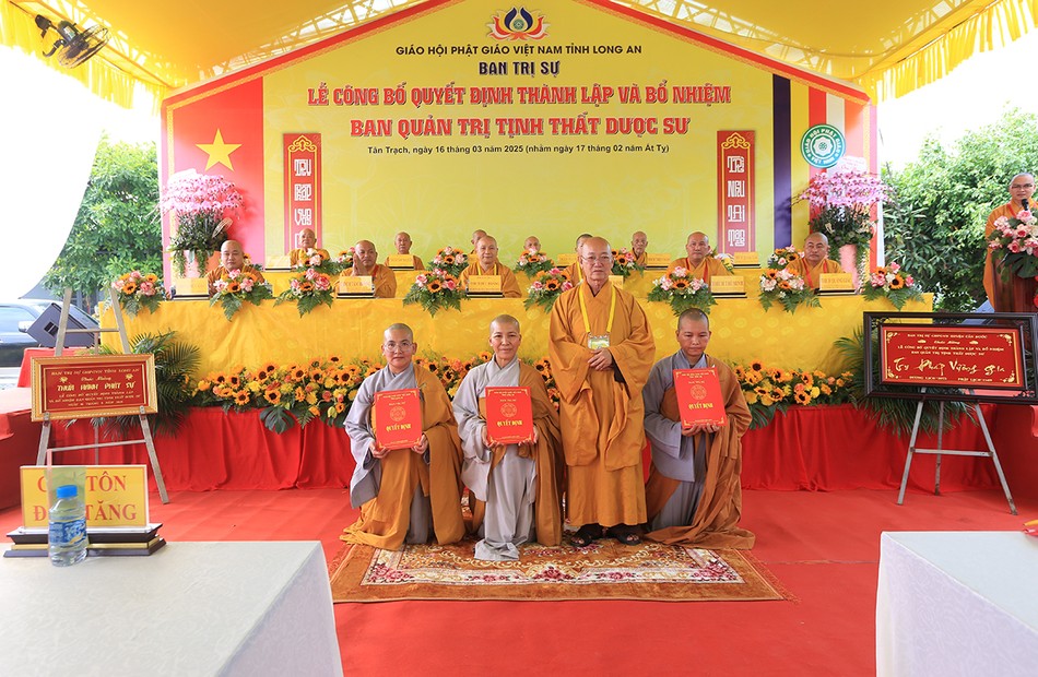 Thượng tọa Thích Thiện Tâm, Phó Thường trực Ban Trị sự tỉnh trao quyết định Thượng tọa Thích Thiện Tâm, Phó Thường trực Ban Trị sự tỉnh trao quyết định