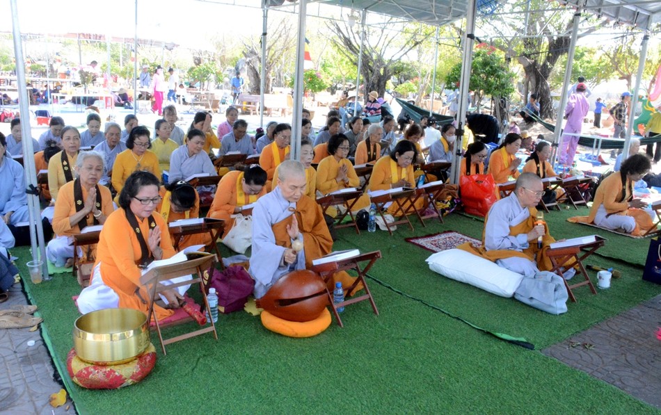 Các đạo tràng thay phiên trì tụng kinh tại Quán Âm Phật Đài Các đạo tràng thay phiên trì tụng kinh tại Quán Âm Phật Đài