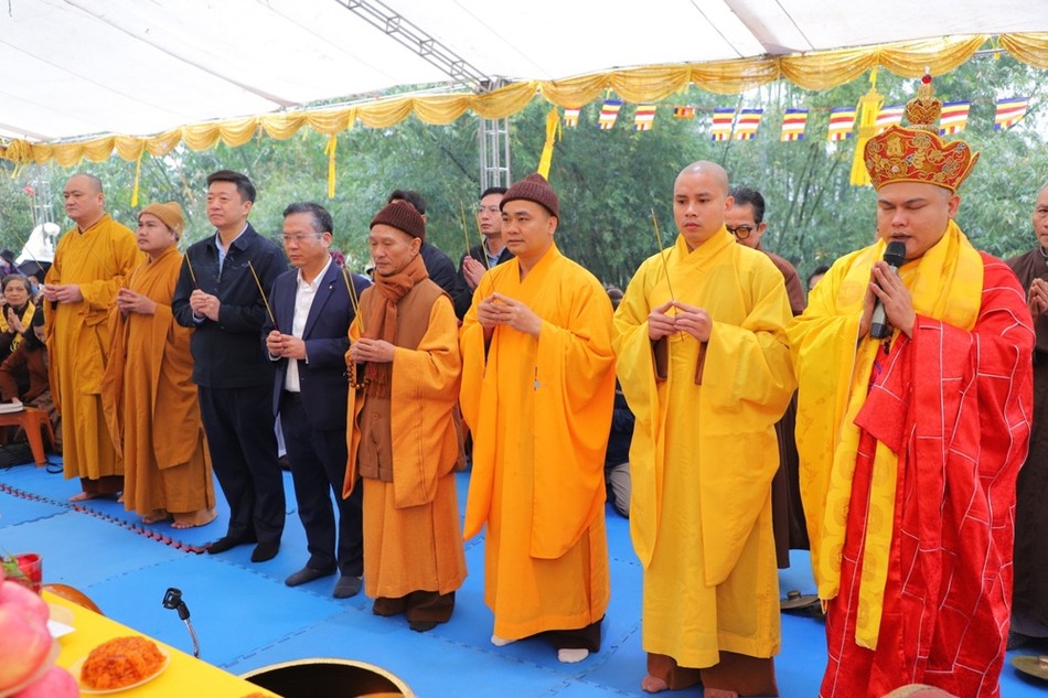 Chư tôn đức Ban Trị sự và đại diện chính quyền dâng hương cầu nguyện công trình sớm hoàn thành Chư tôn đức Ban Trị sự và đại diện chính quyền dâng hương cầu nguyện công trình sớm hoàn thành