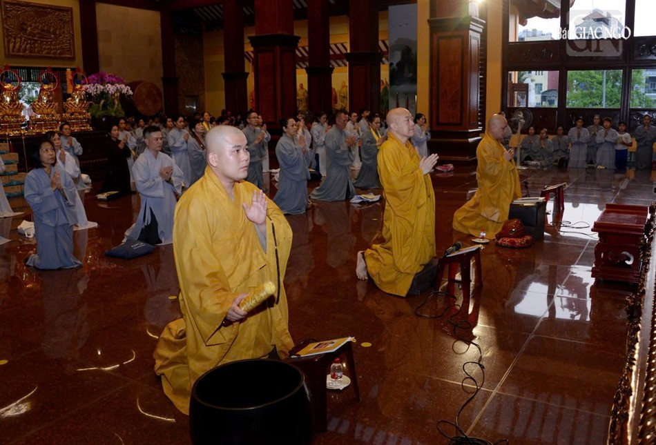 Chư Tăng cùng Phật tử trong khóa lễ trì tụng chú Đại bi và lạy ngũ bách danh tại chánh điện Việt Nam Quốc Tự