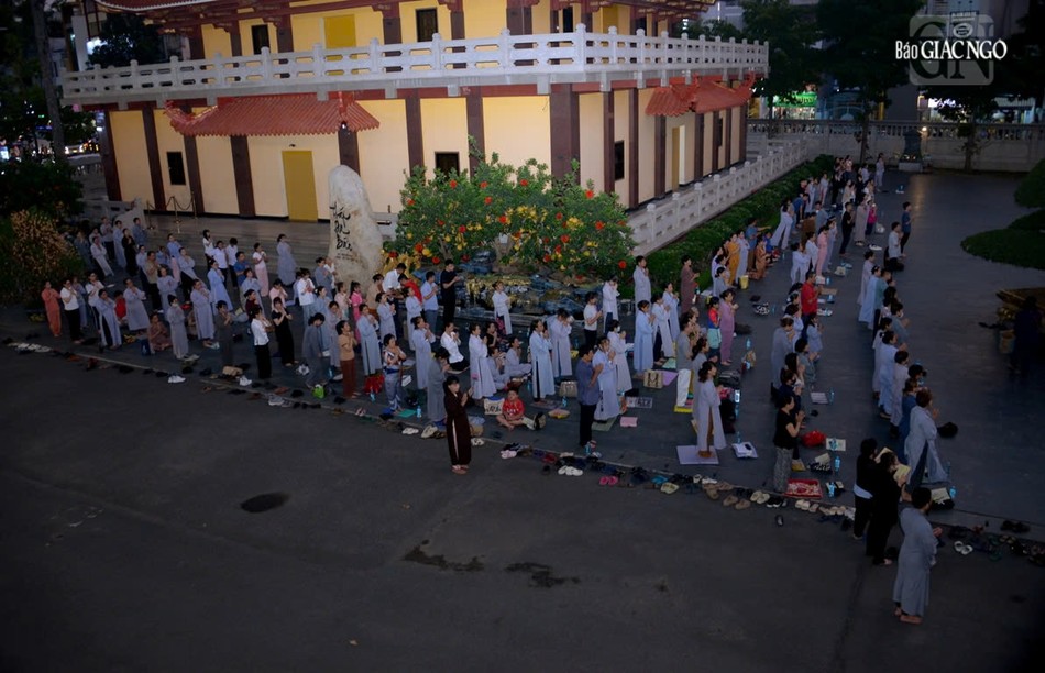 Phật tử, người dân TP.HCM trở về Việt Nam Quốc Tự đảnh lễ, cầu nguyện trước tôn tượng Đức Bồ-tát Quán Thế Âm trong khuôn viên chùa