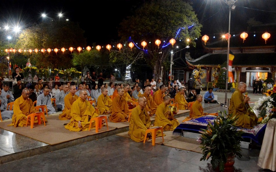 Chư tôn đức Tăng Ni, Phật tử thực hiện khóa lễ ngũ bách danh Chư tôn đức Tăng Ni, Phật tử thực hiện khóa lễ ngũ bách danh