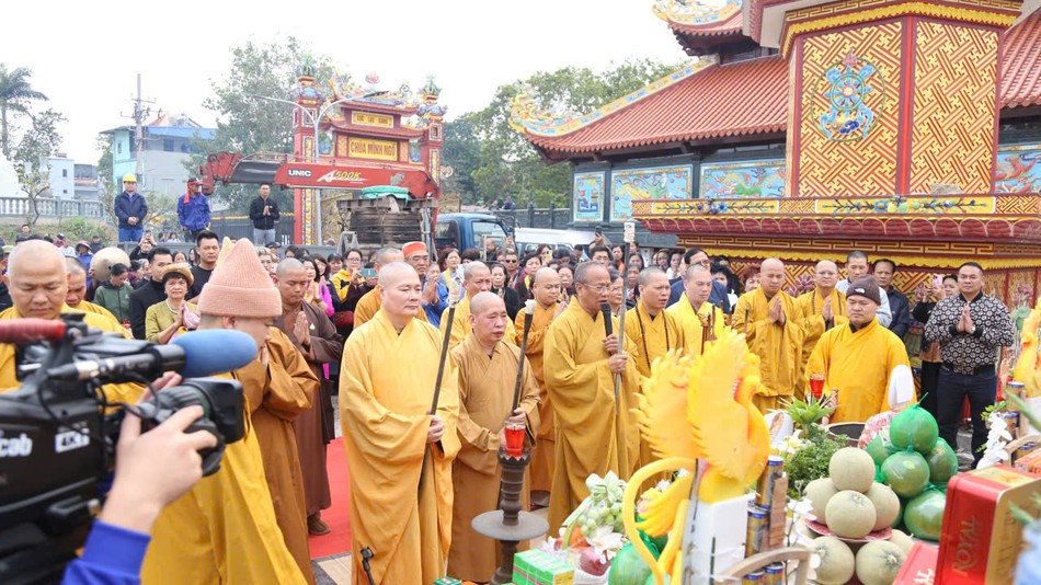 Chư tôn đức chú nguyện cho công trình rót đại hồng chung Chư tôn đức chú nguyện cho công trình rót đại hồng chung