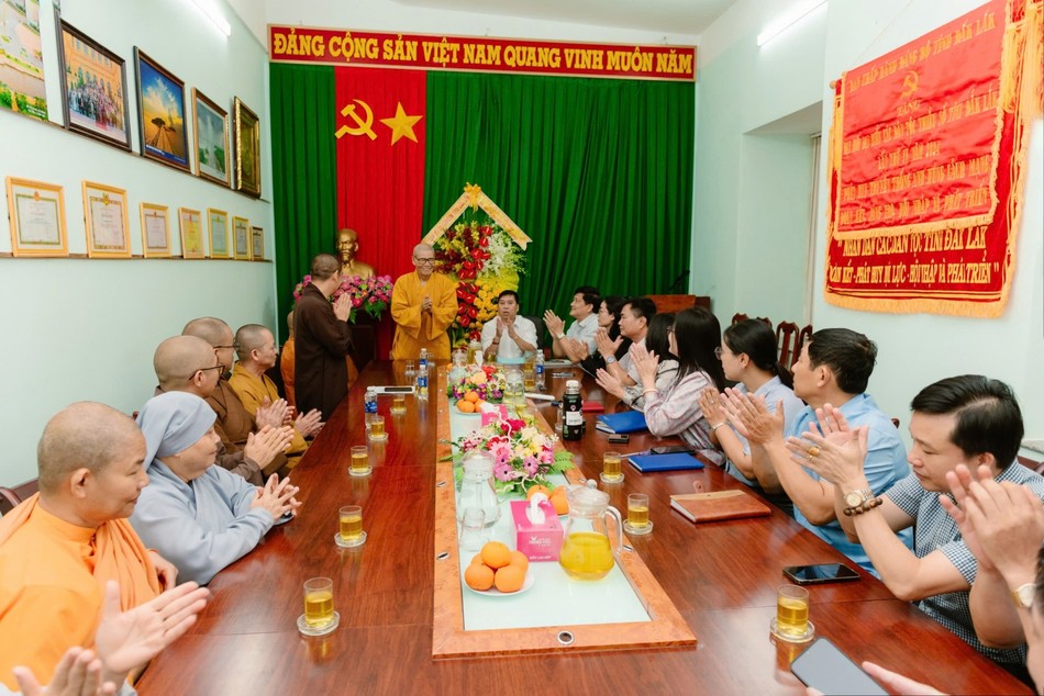Ban Thường trực Ban Trị sự tỉnh thăm, chúc mừng lãnh đạo Sở Dân tộc và Tôn giáo tỉnh Ban Thường trực Ban Trị sự tỉnh thăm, chúc mừng lãnh đạo Sở Dân tộc và Tôn giáo tỉnh