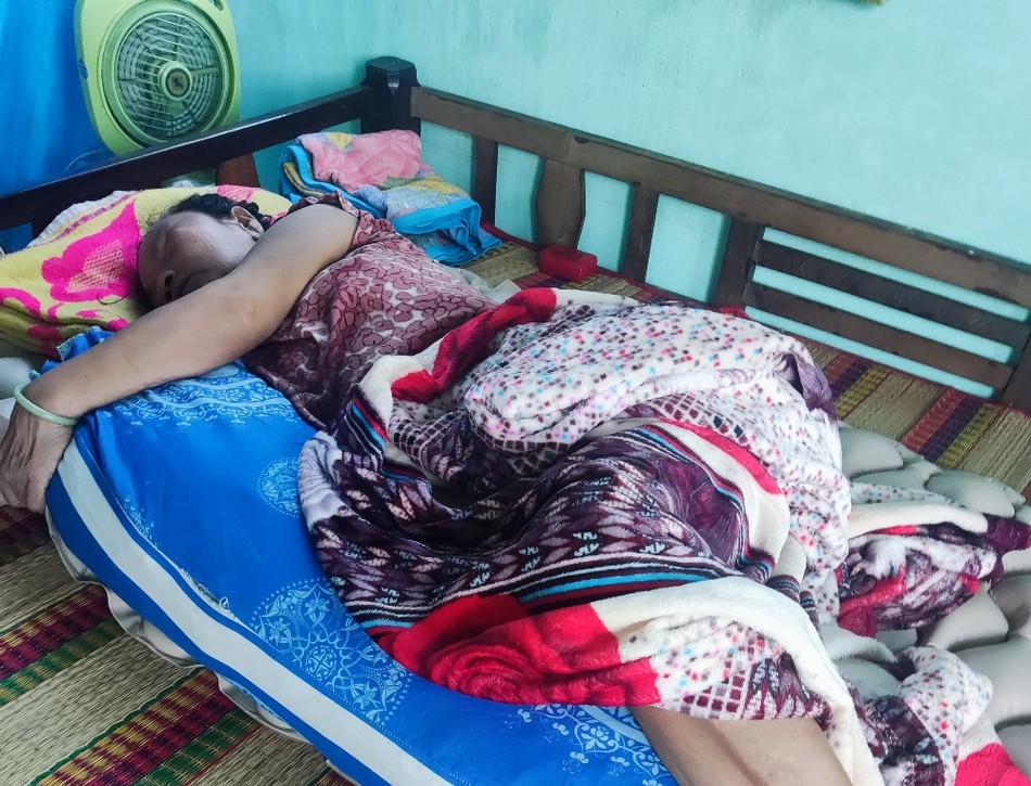 bà Võ Thị Thảo bị mù, bị liệt nằm một chỗ bà Võ Thị Thảo bị mù, bị liệt nằm một chỗ