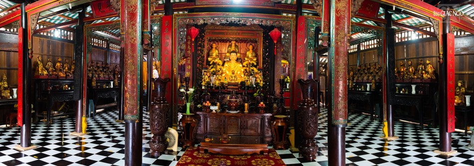 Kiến trúc chùa gồm 5 phần: tiền điện, chánh điện, hậu đường với 92 cột gỗ quý, Đông lang và Tây lang được bố trí theo kiểu “trùng thiềm, trùng lương”, kiểu kiến trúc biến tấu đặc biệt của chùa cổ ở Nam Bộ