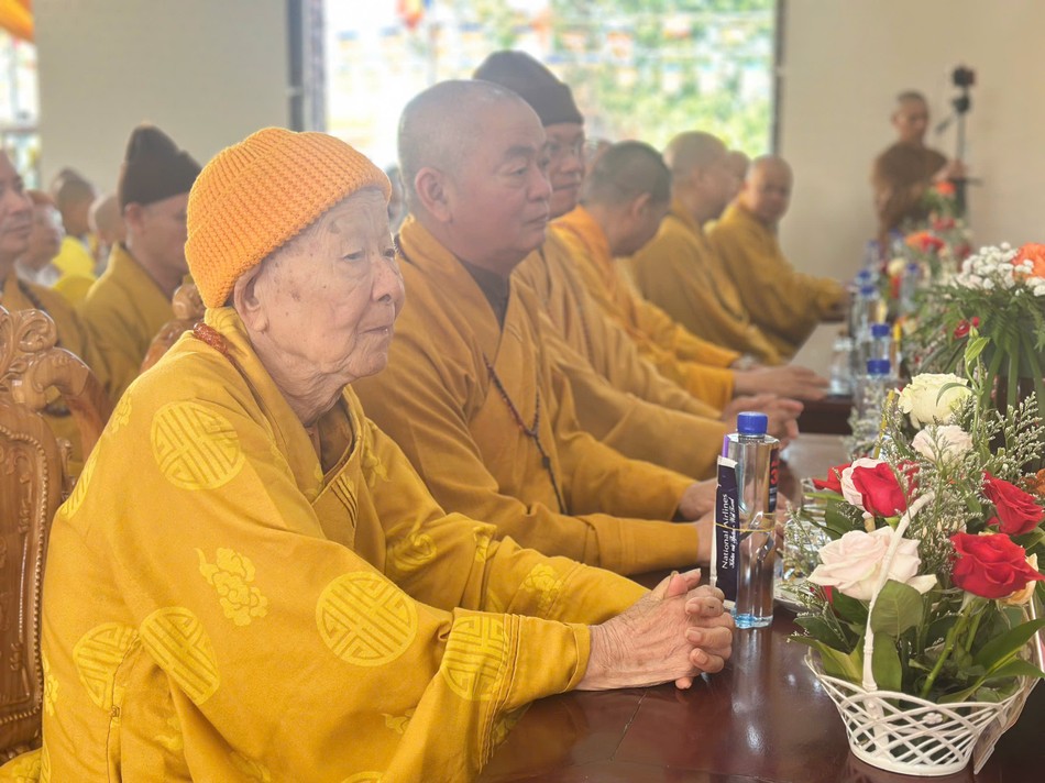 Trưởng lão Hòa thượng Thích Thanh Dục, Phó Pháp chủ Hội đồng Chứng minh quang lâm chứng minh Trưởng lão Hòa thượng Thích Thanh Dục, Phó Pháp chủ Hội đồng Chứng minh quang lâm chứng minh