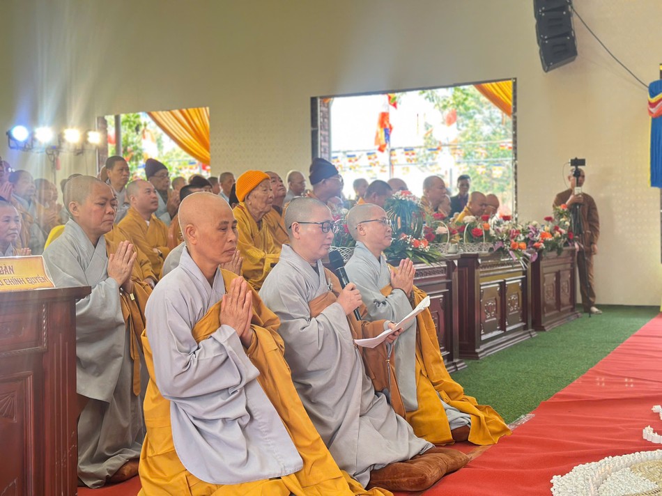 Đại diện Phân ban Ni giới tỉnh dâng lời tưởng niệm Đại diện Phân ban Ni giới tỉnh dâng lời tưởng niệm