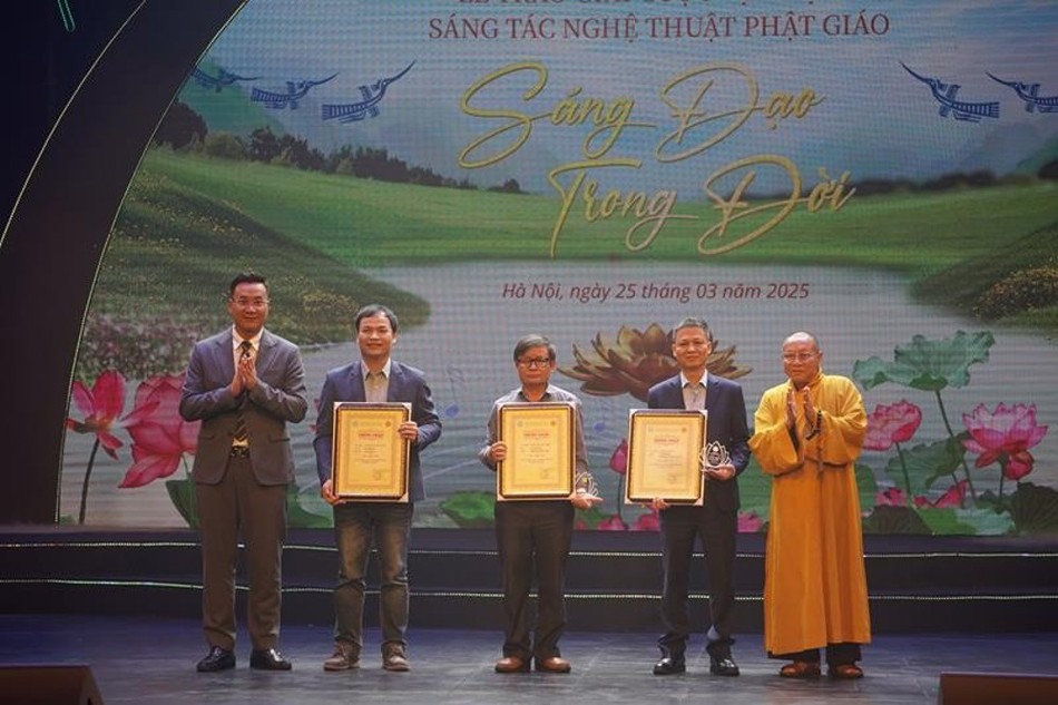 Hòa thượng Thích Gia Quang trao tặng chúc mừng 3 tác phẩm đã đoạt Giải ba của cuộc thi