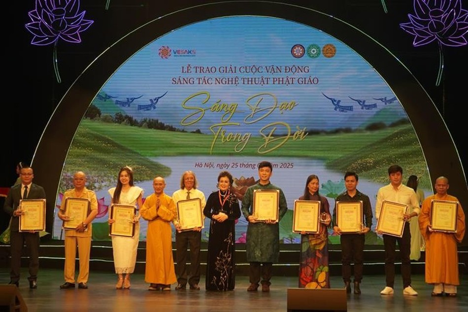 Hoà thượng Thích Thanh Điện trao tặng và chúc mừng tới 11 tác phẩm và tác giả đã đạt Giải khuyến khích