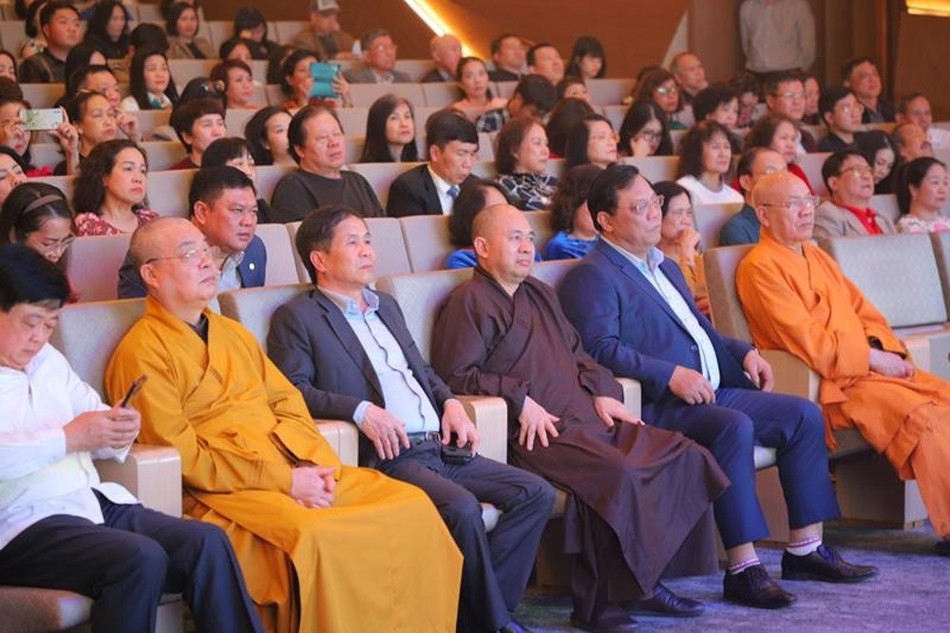 Chư tôn đức tham dự Đêm nghệ thuật tại Nhà hát Hồ Gươm