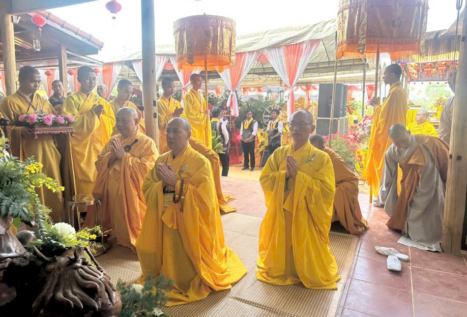 Chư tôn đức đảnh lễ Tam bảo, cầu nguyện công trình xây dựng chùa Phước Sơn sớm thành tựu Chư tôn đức đảnh lễ Tam bảo, cầu nguyện công trình xây dựng chùa Phước Sơn sớm thành tựu