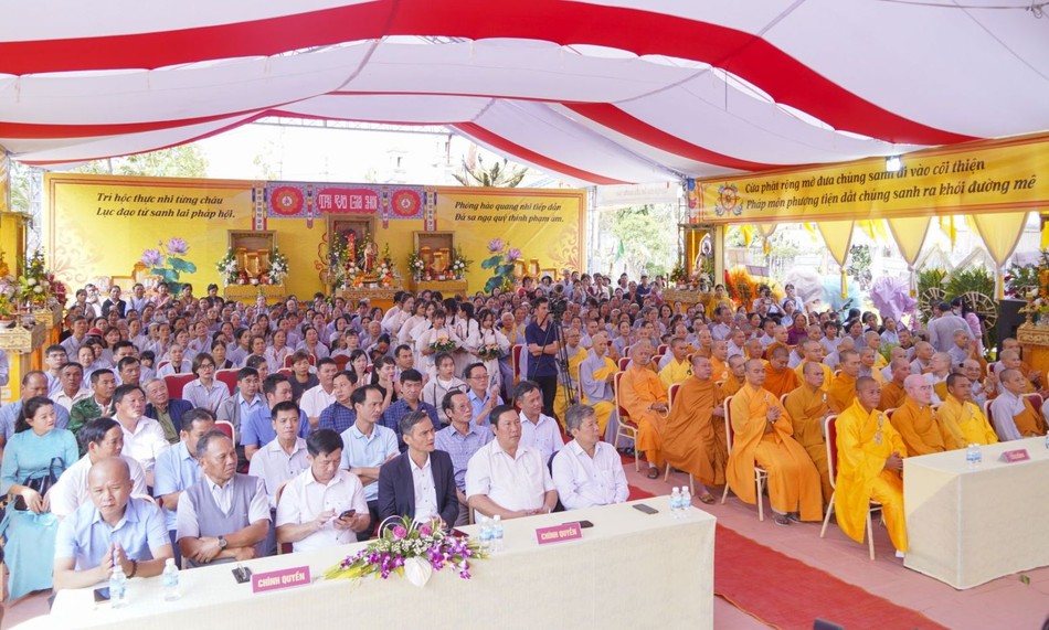 Chư tôn đức, đại diện các cơ quan và Phật tử địa phương tham dự Chư tôn đức, đại diện các cơ quan và Phật tử địa phương tham dự