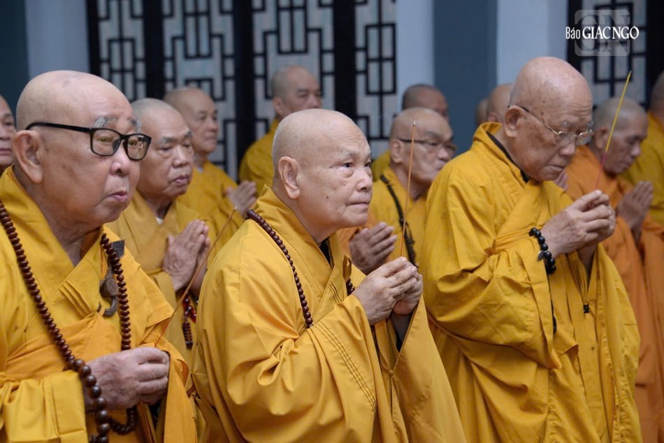 Chư tôn giáo phẩm Hội đồng Chứng minh, Hội đồng Trị sự thắp hương tưởng niệm Trưởng lão Hòa thượng Thích Trí Thủ Chư tôn giáo phẩm Hội đồng Chứng minh, Hội đồng Trị sự thắp hương tưởng niệm Trưởng lão Hòa thượng Thích Trí Thủ