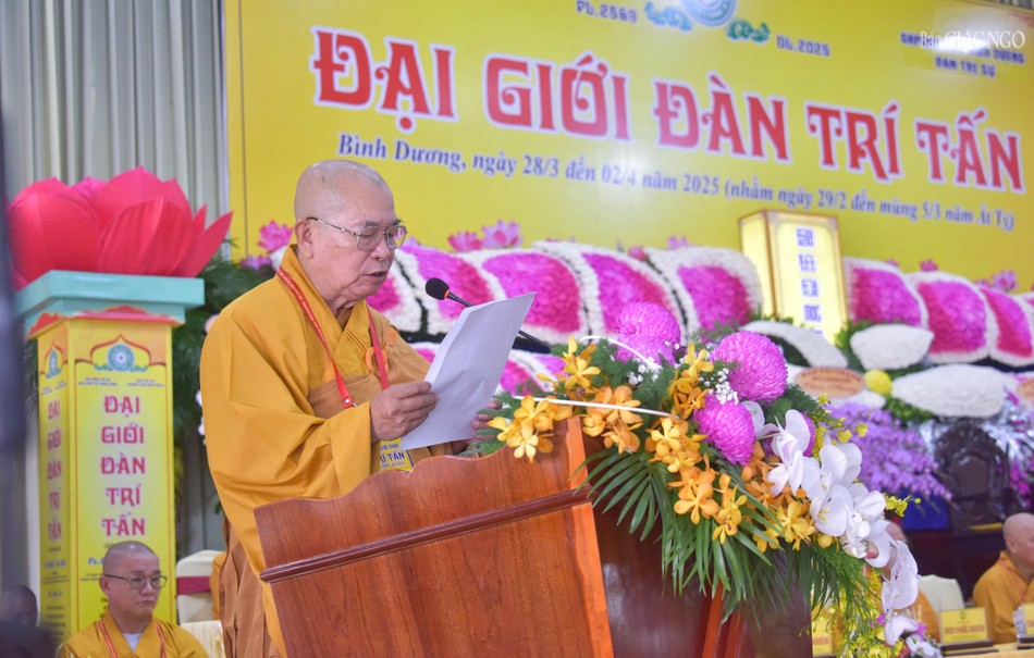 Hòa thượng Thích Thiện Duyên thay mặt Ban Kiến đàn phát biểu tri ân