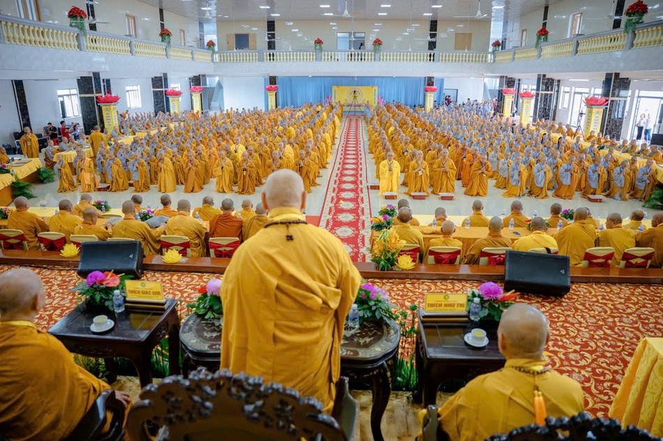 Hơn 400 giới tử lắng nghe lời đạo từ